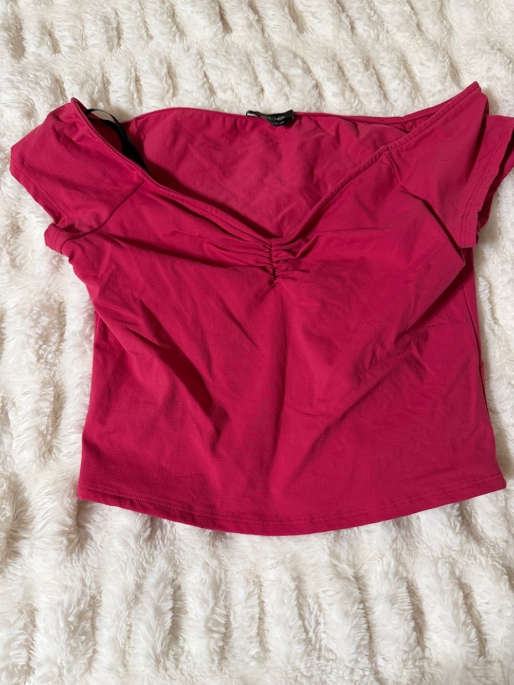 bebe Magenta Ruched V-Neck Short Sleeve Crop Top